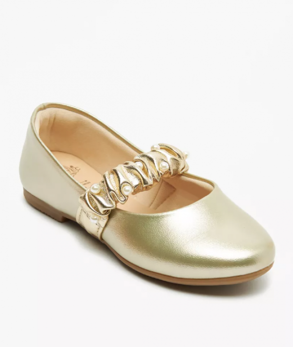 Sepatu ballerina dengan aksen mutiara